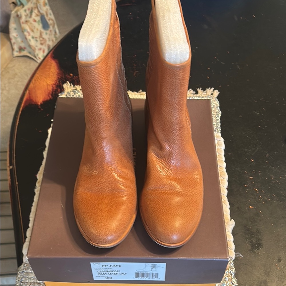 Hive & Honey Tan Heeled Boots with Classic Design 9B